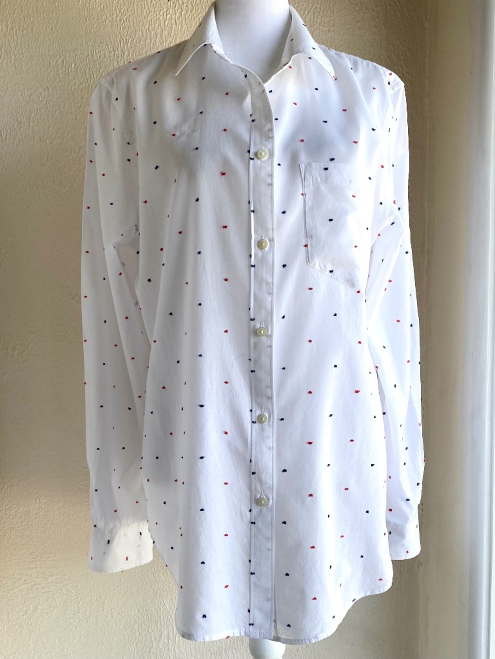 Gap fitted boyfriend  button-down in white w/ red and navy clipped dots Sz L